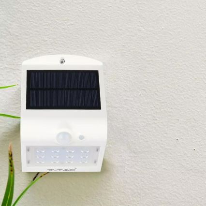 LED Saules enerģijas sienas lampa ar sensoru LED/1.5W/3,7V IP65 1200 mAh