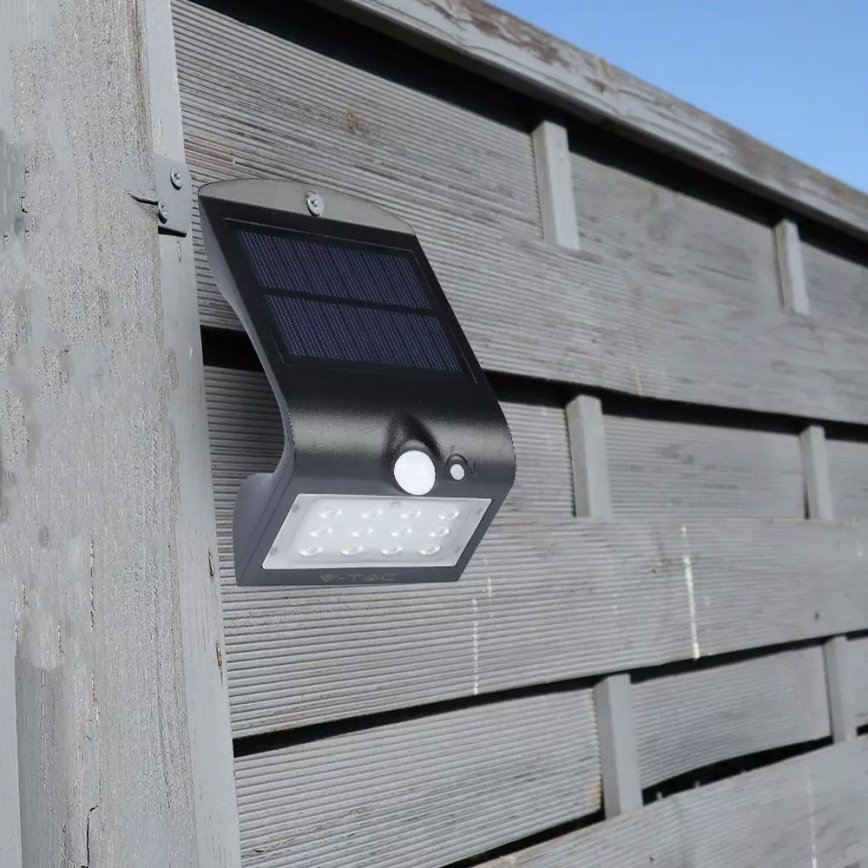 LED Saules enerģijas sienas lampa ar sensoru LED/1.5W/3,7V IP65 1200 mAh