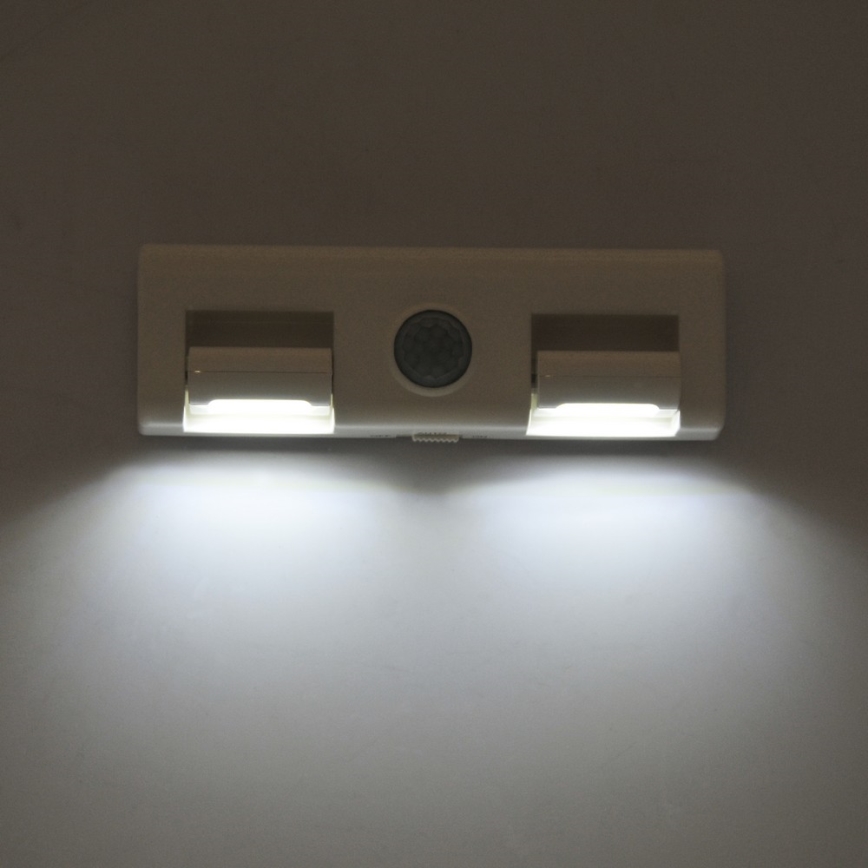 LED Sienas lampa ar sensoru LED/3xAA/4,5V