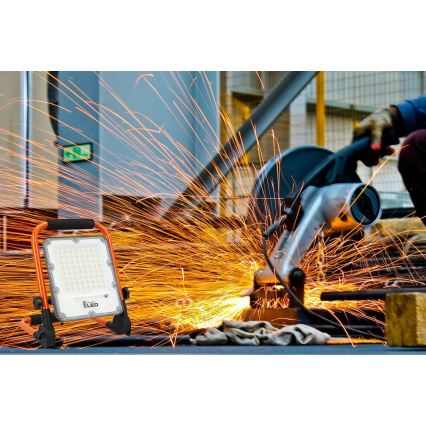 LED uzlādējamais prožektors ar statīvu LED/100W/3,2V 5000K 5000 mAh IP65 oranžs