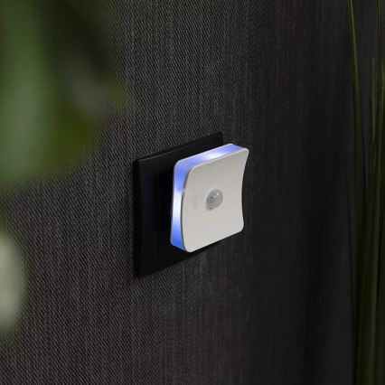 Ledvance - LED RGB orientējošā gaismeklis kontaktligzdai ar sensoru LUNETTA LED/0,3W/230V