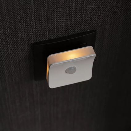 Ledvance - LED RGB orientējošā gaismeklis kontaktligzdai ar sensoru LUNETTA LED/0,3W/230V