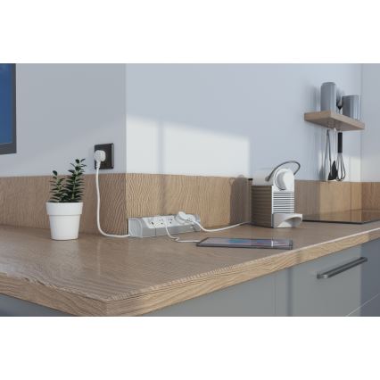 Legrand 049406 – pagarinātājs ar 3 kontaktligzdām (E tips) + USB‑A + USB‑C, 1 m, sudraba/balts