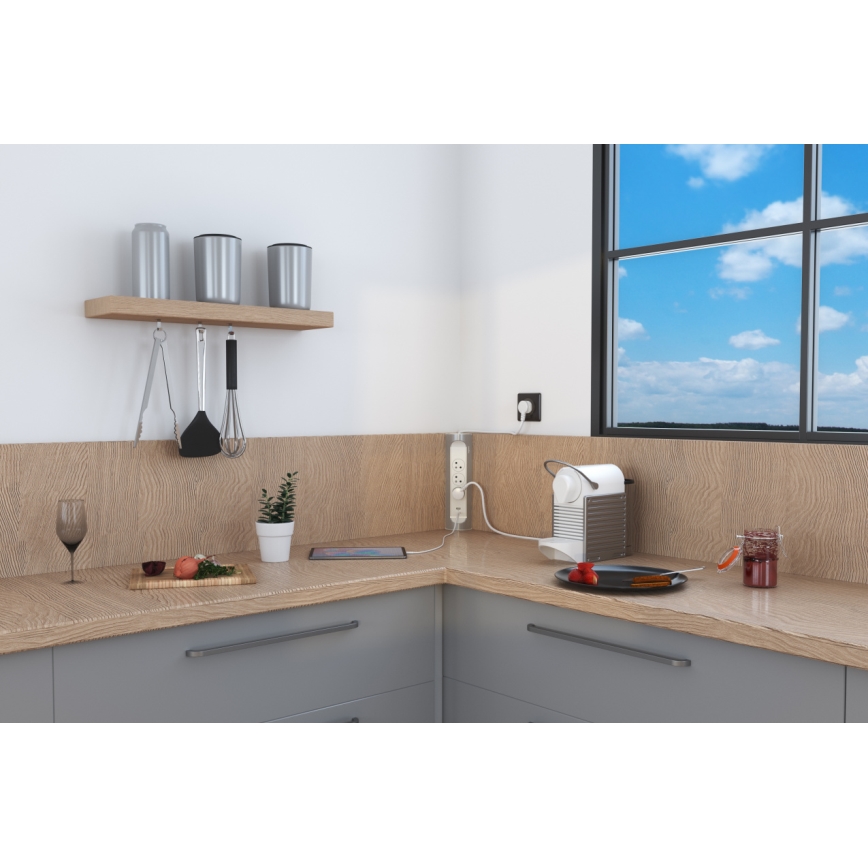 Legrand 049406 – pagarinātājs ar 3 kontaktligzdām (E tips) + USB‑A + USB‑C, 1 m, sudraba/balts