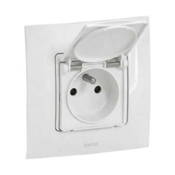 Legrand - Āra mājas kontaktligzda ar rāmi NILOE 250V IP44 balta