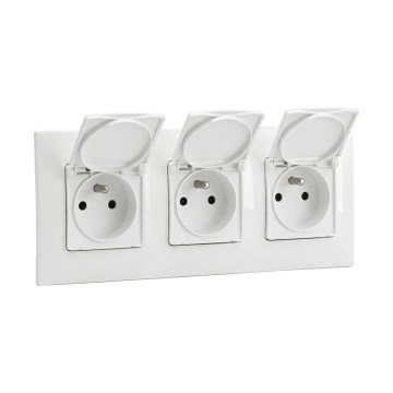 Legrand - Trīskārša āra mājas kontaktligzda ar rāmi NILOE 250V IP44 balta
