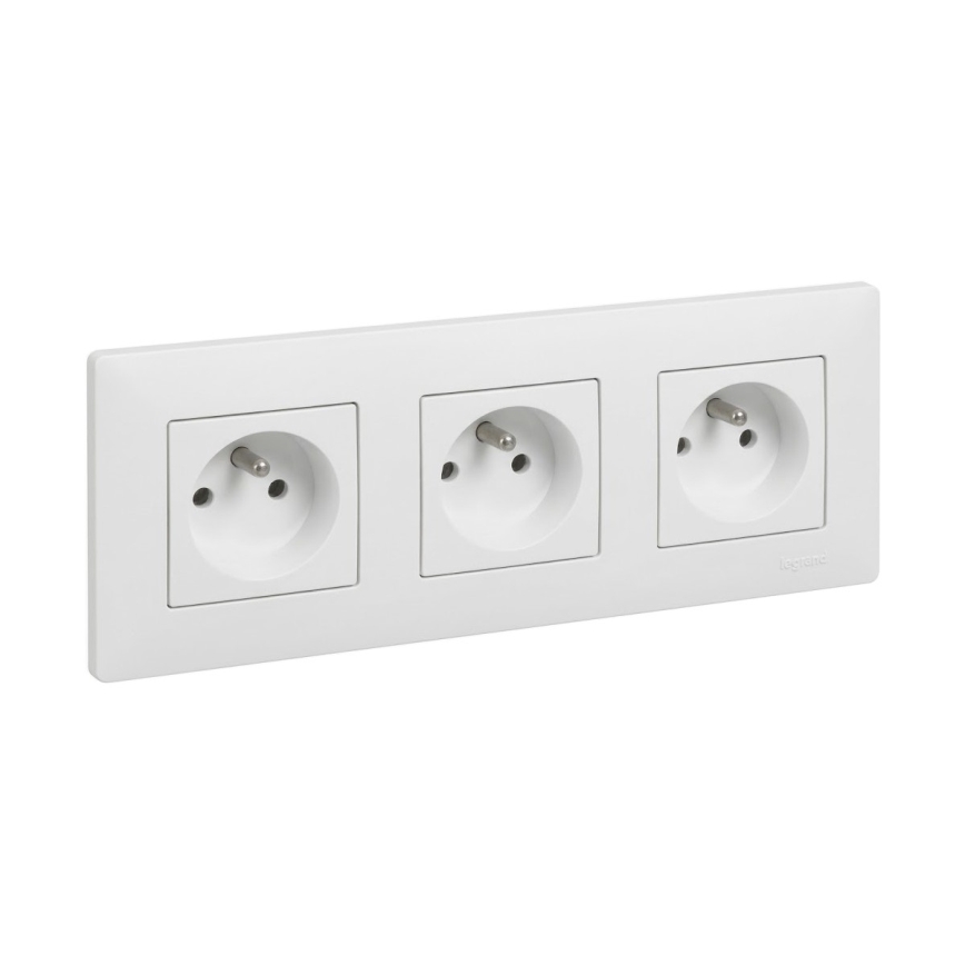 Legrand - Trīskārša sadzīves kontaktligzda ar rāmi NILOE STEP 250V balta