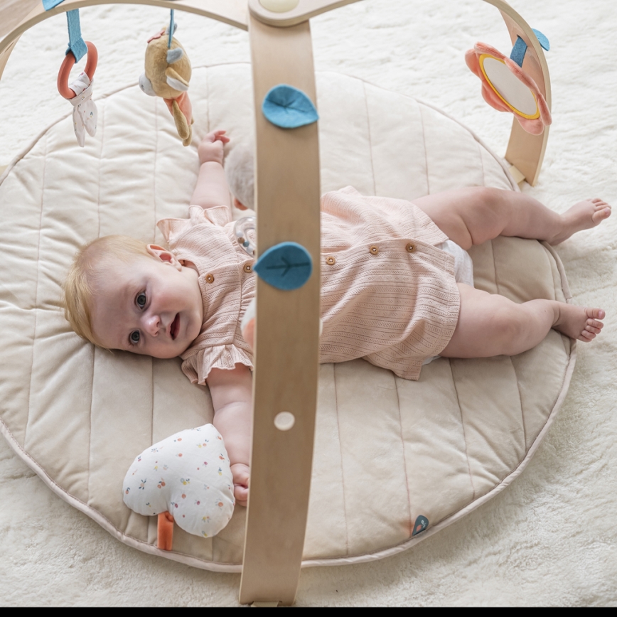 Nattou - Bērnu aktivitātes paklājs ar koka arku MILA, ZOE & LANA