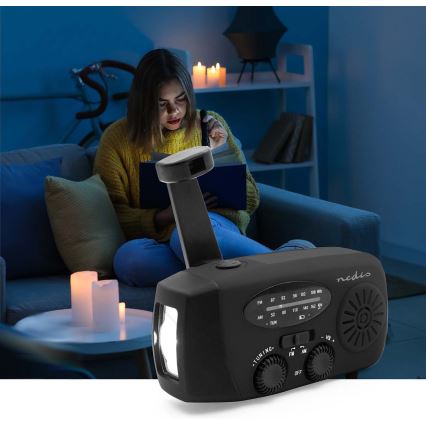 AM/FM radio ar rokas kloķi, saules paneli un 2000 mAh akumulatoru — iebūvēts LED lukturis