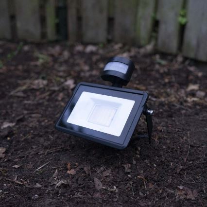 LED regulējams prožektors ar kustības sensoru SmartLife LED/20W/230V 3000-6500K IP44 Wi-Fi