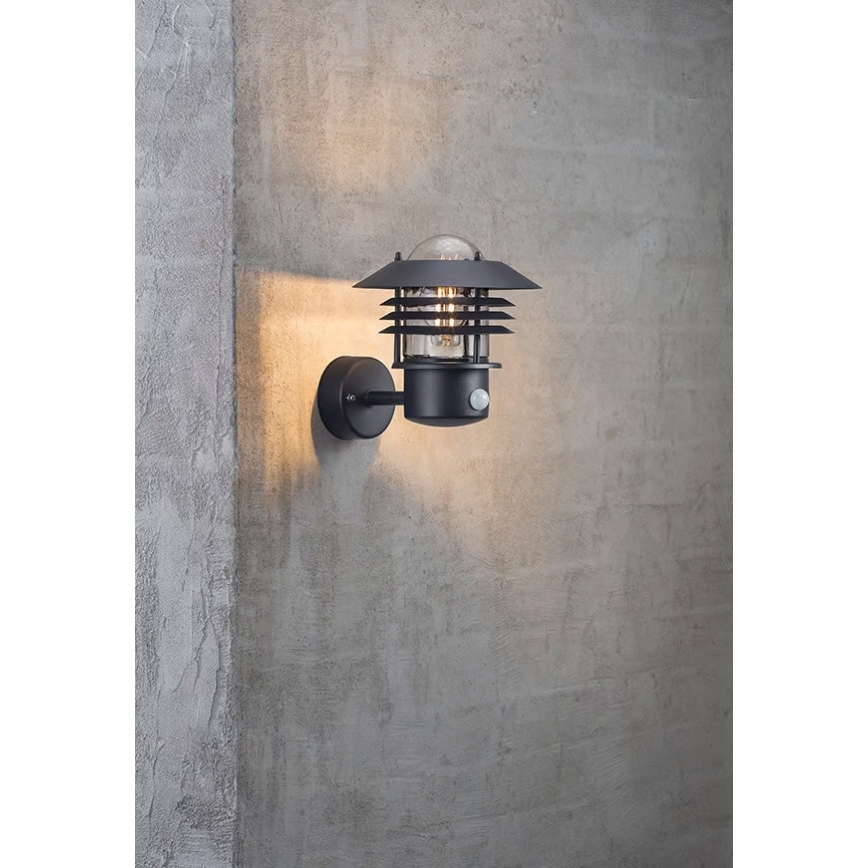 Nordlux - Āra sienas gaismeklis ar sensoru VEJERS 1xE27/60W/230V IP54 sudraba