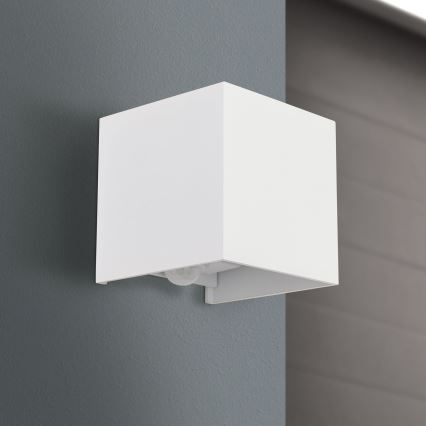 LED Āra sienas lampa ar kustības un krēslas sensoru CUBE-S LED/13W/230V IP54 balta
