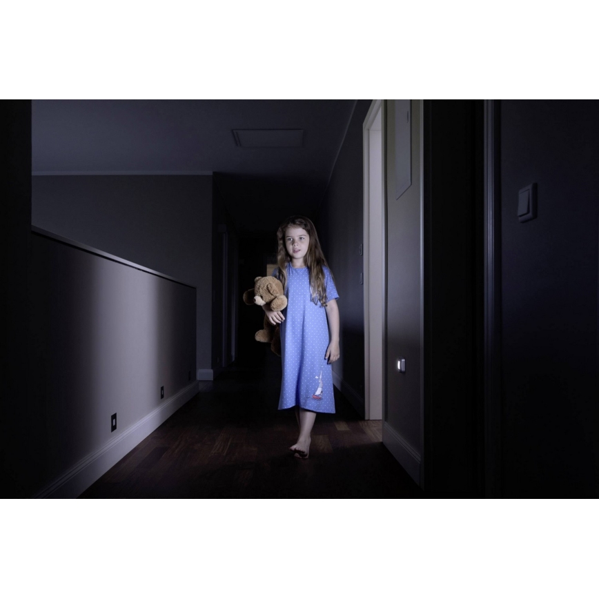 Osram - NIGHTLUX orientējošs LED gaismeklis ar sensoru, LED/0,3W/3xAAA IP54, sudraba