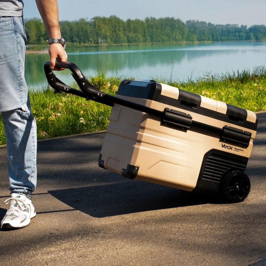 Pārnēsājama automašīnas ledusskapis ar LCD ekrānu 39 l 230V/12V/24V brūna