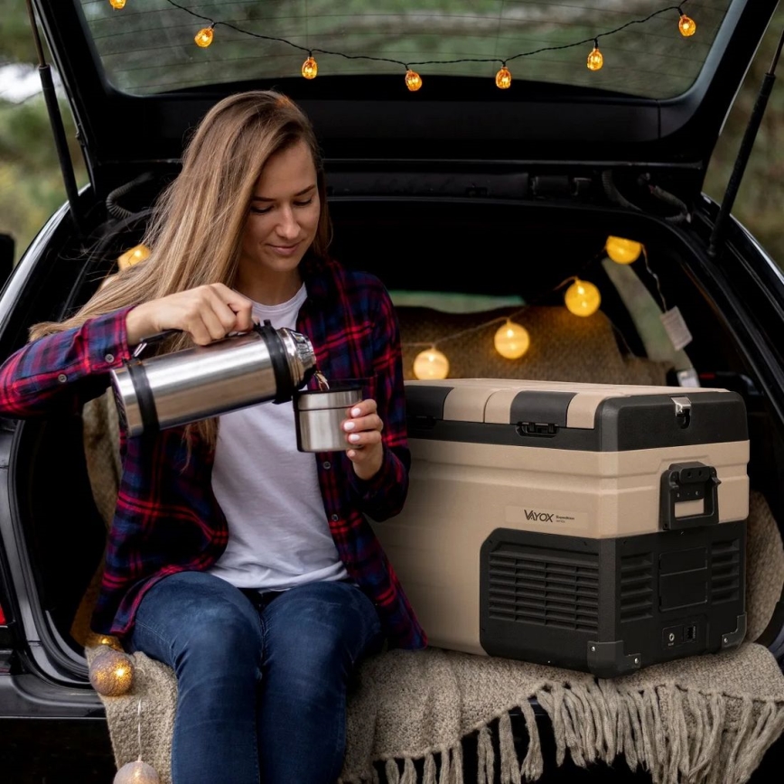 Pārnēsājama automašīnas ledusskapis ar LCD ekrānu 39 l 230V/12V/24V brūna