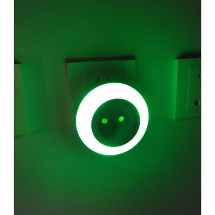 LED Orientējošais gaismeklis ar krēslas sensoru un kontaktligzdu LED/0,6W/230V