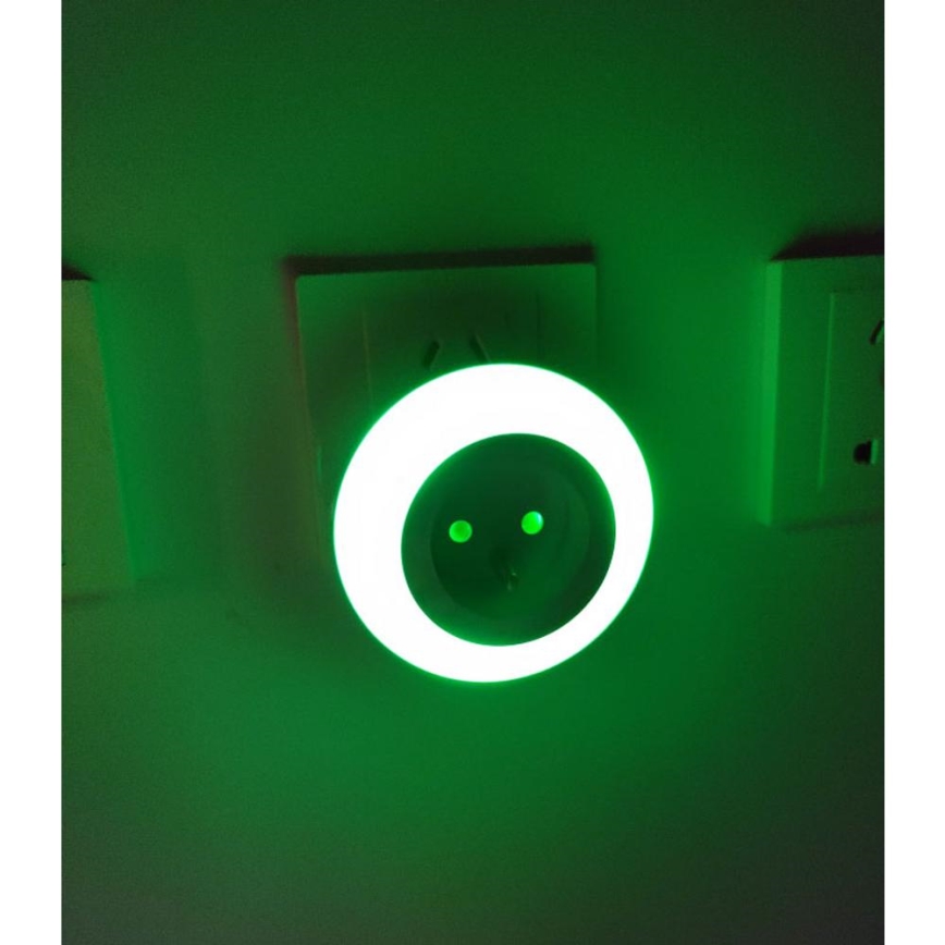 LED Orientējošais gaismeklis ar krēslas sensoru un kontaktligzdu LED/0,6W/230V