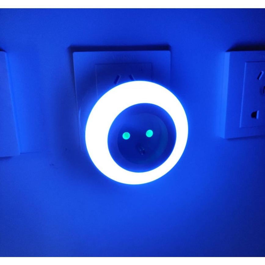 LED Orientējošais gaismeklis ar krēslas sensoru un kontaktligzdu LED/0,6W/230V