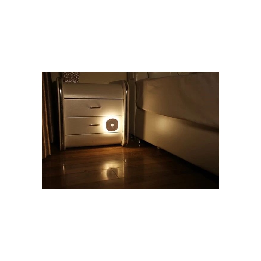 LED Orientēšanās lampa ar sensoru LED/0,45W/3xAAA 3000K balta