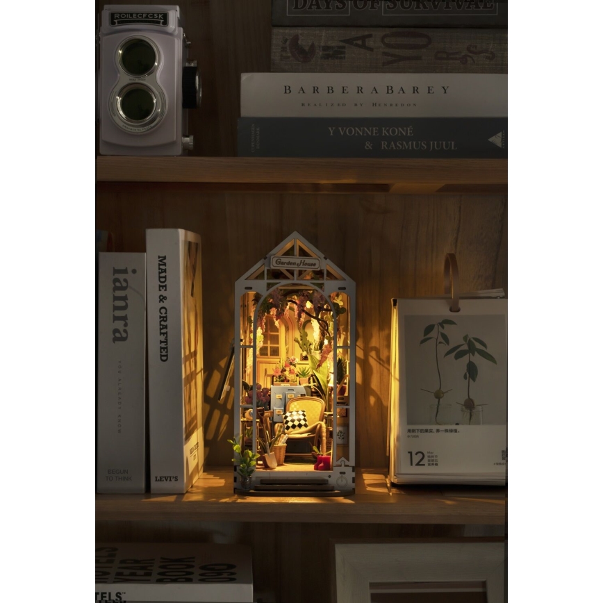 RoboTime - LED Grāmatu statīvs Dārza māja 3D puzzle 2xAAA