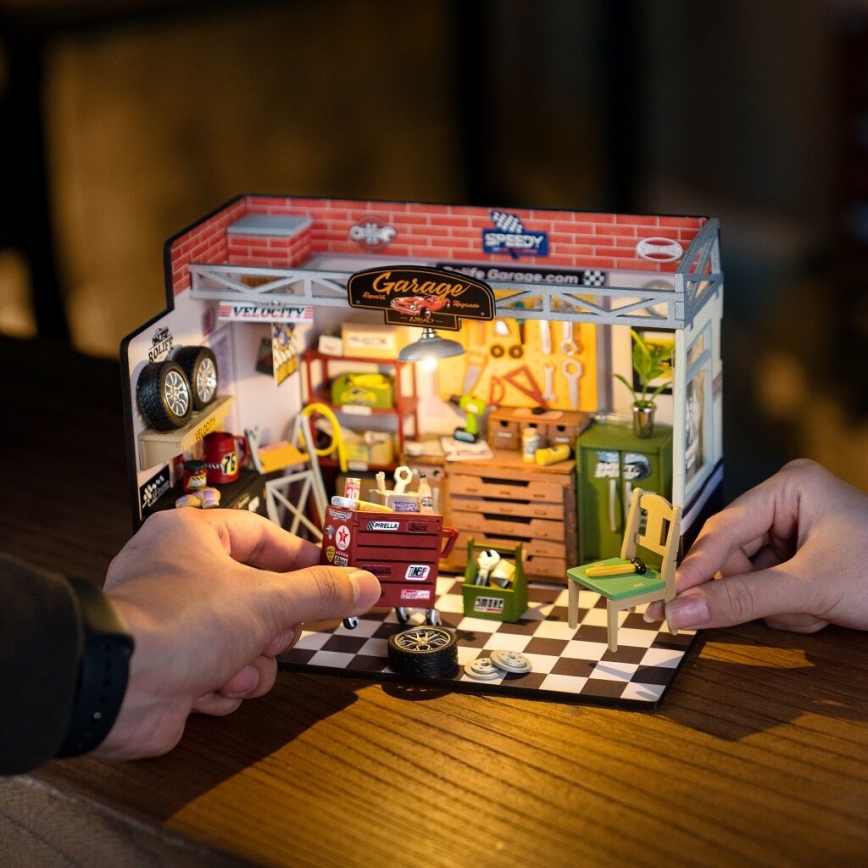 RoboTime - Miniatūras māja Garāža 2xAAA