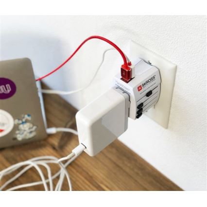 Starptautiskais ceļojumu adapteris 230V + 2x USB ports