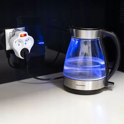 Strāvas sadales bloks ar slēdzi — 3 kontaktligzdas