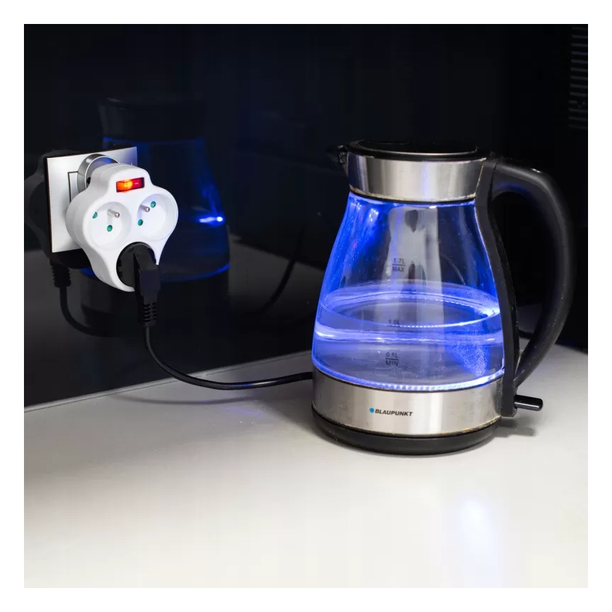 Strāvas sadales bloks ar slēdzi — 3 kontaktligzdas