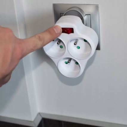 Strāvas sadales bloks ar slēdzi — 3 kontaktligzdas