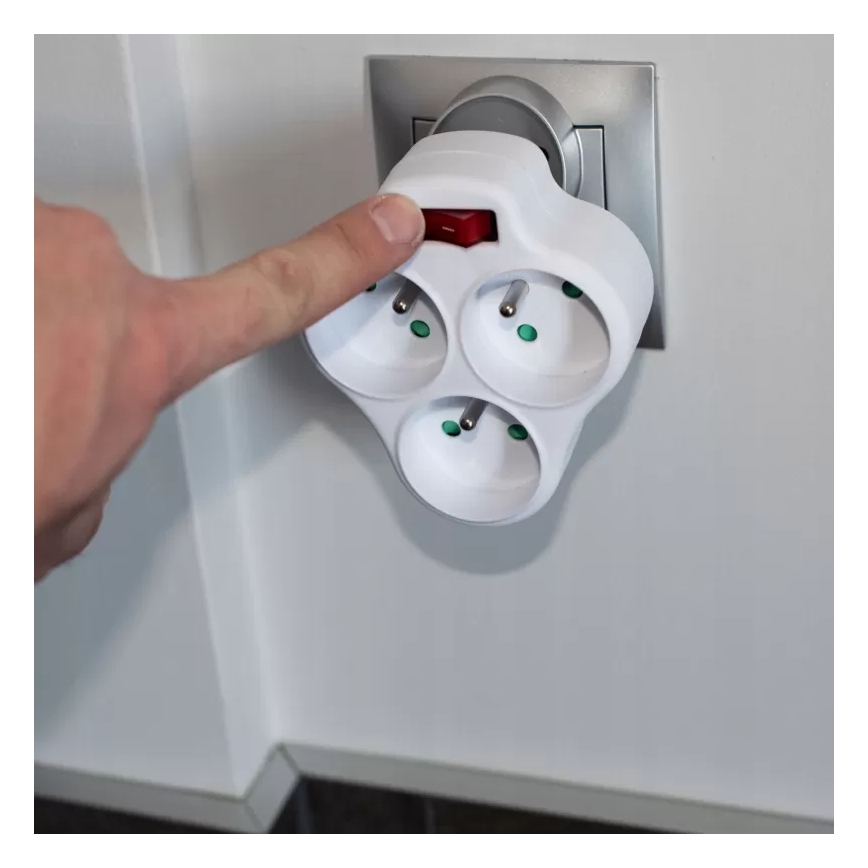 Strāvas sadales bloks ar slēdzi — 3 kontaktligzdas