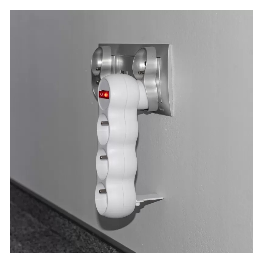 Strāvas sadalītājs ar slēdzi, 3 kontaktligzdas