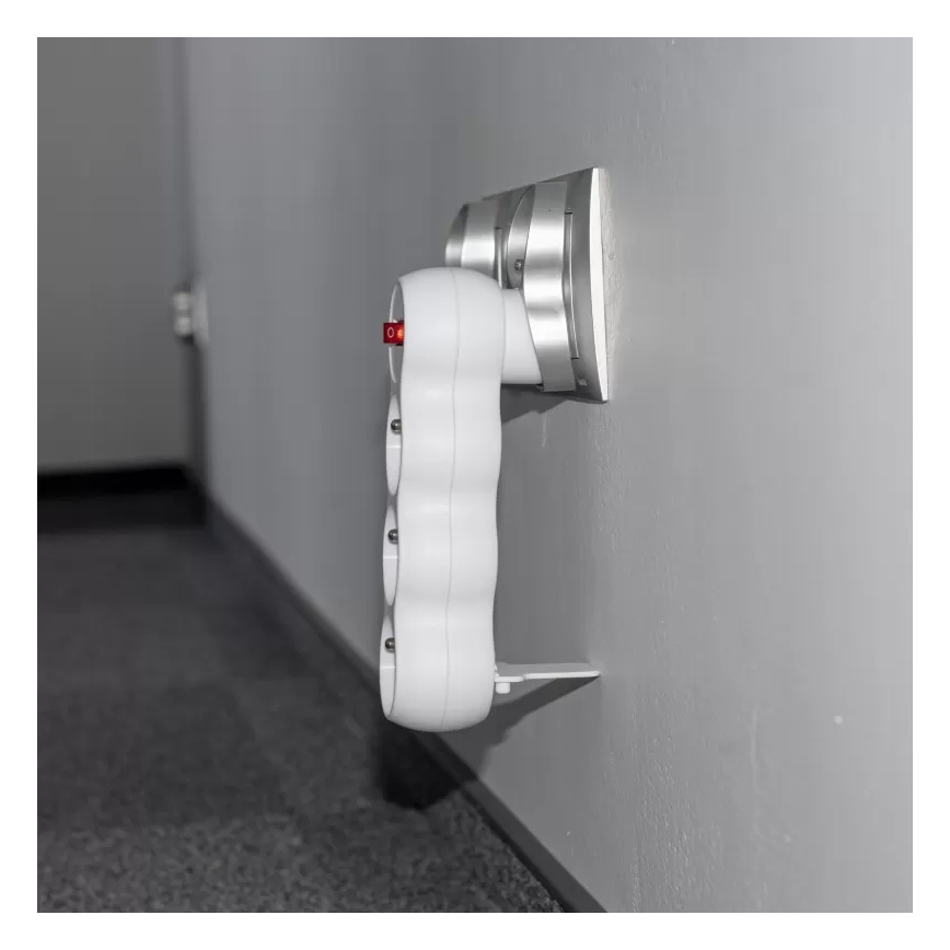 Strāvas sadalītājs ar slēdzi, 3 kontaktligzdas