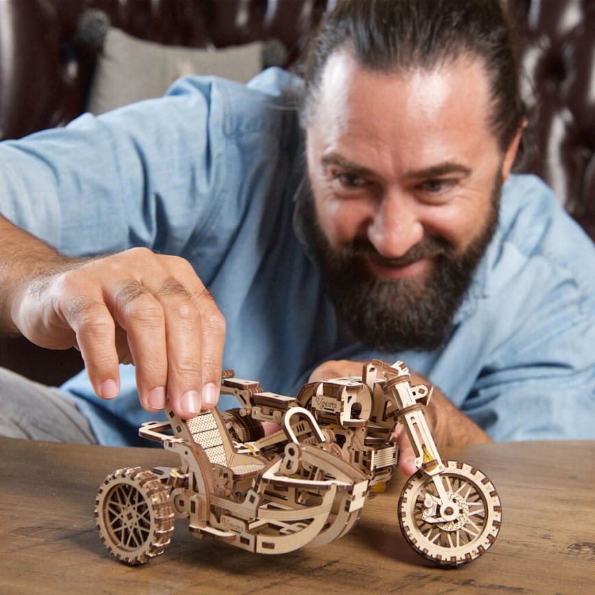 Ugears - 3D koka mehāniskā puzle Scrambler motocikls ar blakusvāģi