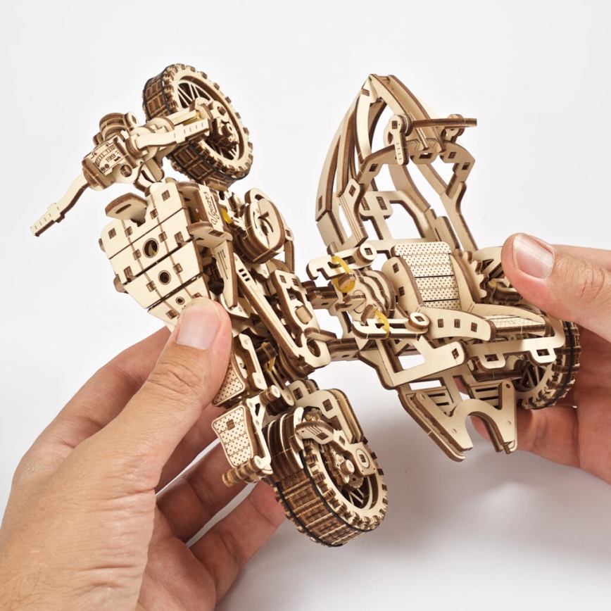 Ugears - 3D koka mehāniskā puzle Scrambler motocikls ar blakusvāģi